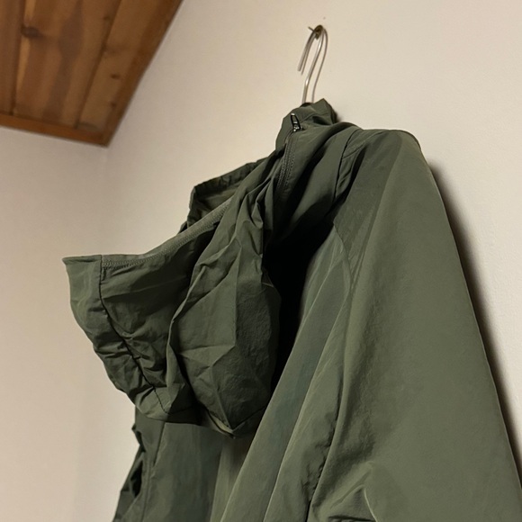 Men's Army Green Lululemon Wind Breaker Shell - Picture 5 of 5